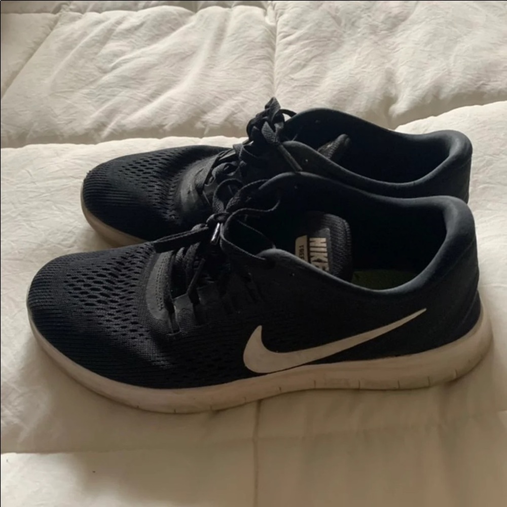 Black Nike Tennis shoes